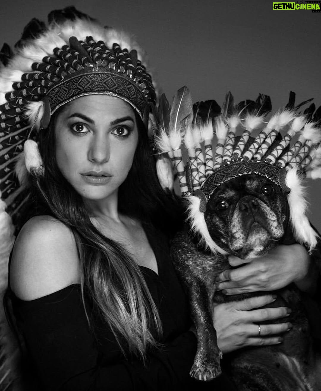 Connie Ballarini - 125.3K Likes - Por siempre en mi corazón  India de mi vida 
💔💔💔💔💔
Quiero recordarte así riendo a carcajadas juntas pero hoy tengo el corazón destrozado…. sin entender, sin poder procesar todo esto tan repentino.  Por momentos siento q me voy a despertar de esta pesadilla y vas a estar ahí en mis pies acurrucada y roncando.  Hoy me desperté y no estabas y el vacío es enorme … Que falta me haces, que rara la vida sin vos, sin presentes pero con recuerdos hermosos q ahora me hacen llorar a lágrimas pero q dsp deseo de corazón q se vuelvan hermosos y llenos de amor y sonrisas.. porque eso es lo q me diste todos estos años.  Amor, un amor que no conocía y que fue el más hermoso que viví en la vida. 
Llegaste a mi vida cuando menos lo esperaba pero le diste sentido a todo… llegaste y me separé a los meses y fuiste mi compañera… luego ayer hablábamos con Fede que podríamos decir q por vos vino a vivir a casa ( para no dejarte solita tanto tiempo ) y así formamos una familia … si, vos lo hiciste… dsp como siempre con tu carisma y ese ángel hermoso que enamorabas a todos podríamos decir que enamoraste a Fede y hasta admito (y me la banco) q quieras más a Fede q a mi jajaja… yo decía ahí viene tu novio xq llegaba él y no había nada más en tu mundo… pero te amo tanto que no me importa nada y amaba que lo amarás más el… tal vez xq era tu CHEFF personal entre otras cosas!? Puede ser, y lo entiendo hijita … como no entenderte la comida rica nos puede como todas taurinas
)Hoy sería tu cumpleaños… quedaron los bonetes del cumple de Troyi ahí para tu festejo 🥹 q no será acá pero ojalá estés robándole la comida a todos los perritos en el cielo, agarrando pelotitas y tirándote los peditos más hermosos del universo. Que el cielo se llene de peditos tuyos. 
No pasó ni un día y esto se pone difícil mi amor….
Lo q te extrañamos, lo q te necesito…. Llegaste de manera sorpresiva y te fuiste igual xq nunca imaginé que iba a ser así tan rápido, de repente xq para mí estabas bien, viejita pero te la re bancabas … perdón mi amor si cometí algún error, no quise dejarte solita en la internacion… sabes q quería meterme en la jaulita con vos si era posible. 
…( sigue abajo )