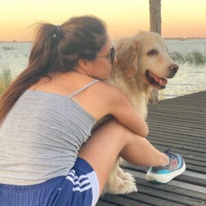 Connie Ballarini Instagram - Se me fue Troyita, la reina de la dulzura… 
Nunca conocí perrita más buena y dulce que vos Troyita hermosa 
Pasó un día de tu partida y yo no puedo más de tristeza, de extrañarte… no sé cómo hacer, te sigo buscando, te sigo encontrando en la casa con tus pelitos, en tus juguetes, tu camita, en tu mantita con tu olorcito 🥹
Es muy loco como pasaste a ser la perra de la familia ( porque eras la perrita de mi mamá q yo veía de vez en cuando cuando iba a la casa de la abuela o de mi vieja a ser MI FAMILIA 
Agradezco a la vida haberte tenido en mi vida, haberte disfrutado y cuidado. Aprendí lo lindo que se siente cuidar de otro ser y darlo todo para q esté bien 
Cuando la semana pasada en los días de chequeo Lau tu Veterinaria @veterinaria.manoba mientras te auscultaba y yo te agarraba la cabecita y te daba besitos para q no tengas miedo me dijo ‘ ay como te ama, no sabes cómo se le acelera el corazón cuando le das un beso’ … a mi se me estrujo el corazón mi bebita dulce y me pasaba lo mismo cuando me mirabas mi corazón se derretía 
Tengo el corazón destrozado pero como me dijo Lau TU Vet ayer cuando partiste, como el arte japonés hay q unir nuestro corazón roto con el amor que ellos nos dejan… y no somos los mismos.. seremos mejores por el paso de ellos en nuestras vidas 
Gracias por pasar por mi vida Troyi y volverla más dulce, más simple, más amorosa…. 
Pensé q te ibas en Enero, te lloré todo enero pero no, la peleaste y seguiste dándolo todo y todo era día a día … me enseñaste a agradecer cada momento juntas, a disfrutar del estar, de una caricia, de dar una vueltita a la manzana, todo lo cotidiano, lo ordinario me enseñaste a q sea extraordinario y q la vida es eso.. cada momento es extraordinario y me llenaron de felicidad a pesar del dolor … x tantos momentos juntas vividos que quedarán para siempre en mi corazón 
Si hay un cielo de perritos, ahí está yendo la más dulce de todas, recibanla con amor, con masajitos y con churrasquitos bien jugosos como le gustan a ella … ah y q no llueva xq le da miedito 🥹 
Te amamos por siemore tu familia India, @fedesimonetti , Egipto ( aunque viva donde quiera en el edificio) y yo tu mamá de los últimos años
🫶