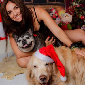 Connie Ballarini Instagram - Se me fue Troyita, la reina de la dulzura… 
Nunca conocí perrita más buena y dulce que vos Troyita hermosa 
Pasó un día de tu partida y yo no puedo más de tristeza, de extrañarte… no sé cómo hacer, te sigo buscando, te sigo encontrando en la casa con tus pelitos, en tus juguetes, tu camita, en tu mantita con tu olorcito 🥹
Es muy loco como pasaste a ser la perra de la familia ( porque eras la perrita de mi mamá q yo veía de vez en cuando cuando iba a la casa de la abuela o de mi vieja a ser MI FAMILIA 
Agradezco a la vida haberte tenido en mi vida, haberte disfrutado y cuidado. Aprendí lo lindo que se siente cuidar de otro ser y darlo todo para q esté bien 
Cuando la semana pasada en los días de chequeo Lau tu Veterinaria @veterinaria.manoba mientras te auscultaba y yo te agarraba la cabecita y te daba besitos para q no tengas miedo me dijo ‘ ay como te ama, no sabes cómo se le acelera el corazón cuando le das un beso’ … a mi se me estrujo el corazón mi bebita dulce y me pasaba lo mismo cuando me mirabas mi corazón se derretía 
Tengo el corazón destrozado pero como me dijo Lau TU Vet ayer cuando partiste, como el arte japonés hay q unir nuestro corazón roto con el amor que ellos nos dejan… y no somos los mismos.. seremos mejores por el paso de ellos en nuestras vidas 
Gracias por pasar por mi vida Troyi y volverla más dulce, más simple, más amorosa…. 
Pensé q te ibas en Enero, te lloré todo enero pero no, la peleaste y seguiste dándolo todo y todo era día a día … me enseñaste a agradecer cada momento juntas, a disfrutar del estar, de una caricia, de dar una vueltita a la manzana, todo lo cotidiano, lo ordinario me enseñaste a q sea extraordinario y q la vida es eso.. cada momento es extraordinario y me llenaron de felicidad a pesar del dolor … x tantos momentos juntas vividos que quedarán para siempre en mi corazón 
Si hay un cielo de perritos, ahí está yendo la más dulce de todas, recibanla con amor, con masajitos y con churrasquitos bien jugosos como le gustan a ella … ah y q no llueva xq le da miedito 🥹 
Te amamos por siemore tu familia India, @fedesimonetti , Egipto ( aunque viva donde quiera en el edificio) y yo tu mamá de los últimos años
🫶
