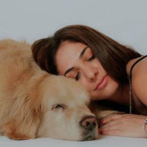 Connie Ballarini Instagram - Se me fue Troyita, la reina de la dulzura… 
Nunca conocí perrita más buena y dulce que vos Troyita hermosa 
Pasó un día de tu partida y yo no puedo más de tristeza, de extrañarte… no sé cómo hacer, te sigo buscando, te sigo encontrando en la casa con tus pelitos, en tus juguetes, tu camita, en tu mantita con tu olorcito 🥹
Es muy loco como pasaste a ser la perra de la familia ( porque eras la perrita de mi mamá q yo veía de vez en cuando cuando iba a la casa de la abuela o de mi vieja a ser MI FAMILIA 
Agradezco a la vida haberte tenido en mi vida, haberte disfrutado y cuidado. Aprendí lo lindo que se siente cuidar de otro ser y darlo todo para q esté bien 
Cuando la semana pasada en los días de chequeo Lau tu Veterinaria @veterinaria.manoba mientras te auscultaba y yo te agarraba la cabecita y te daba besitos para q no tengas miedo me dijo ‘ ay como te ama, no sabes cómo se le acelera el corazón cuando le das un beso’ … a mi se me estrujo el corazón mi bebita dulce y me pasaba lo mismo cuando me mirabas mi corazón se derretía 
Tengo el corazón destrozado pero como me dijo Lau TU Vet ayer cuando partiste, como el arte japonés hay q unir nuestro corazón roto con el amor que ellos nos dejan… y no somos los mismos.. seremos mejores por el paso de ellos en nuestras vidas 
Gracias por pasar por mi vida Troyi y volverla más dulce, más simple, más amorosa…. 
Pensé q te ibas en Enero, te lloré todo enero pero no, la peleaste y seguiste dándolo todo y todo era día a día … me enseñaste a agradecer cada momento juntas, a disfrutar del estar, de una caricia, de dar una vueltita a la manzana, todo lo cotidiano, lo ordinario me enseñaste a q sea extraordinario y q la vida es eso.. cada momento es extraordinario y me llenaron de felicidad a pesar del dolor … x tantos momentos juntas vividos que quedarán para siempre en mi corazón 
Si hay un cielo de perritos, ahí está yendo la más dulce de todas, recibanla con amor, con masajitos y con churrasquitos bien jugosos como le gustan a ella … ah y q no llueva xq le da miedito 🥹 
Te amamos por siemore tu familia India, @fedesimonetti , Egipto ( aunque viva donde quiera en el edificio) y yo tu mamá de los últimos años
🫶