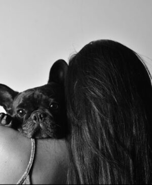 Connie Ballarini Instagram - Por siempre en mi corazón  India de mi vida 
💔💔💔💔💔
Quiero recordarte así riendo a carcajadas juntas pero hoy tengo el corazón destrozado…. sin entender, sin poder procesar todo esto tan repentino.  Por momentos siento q me voy a despertar de esta pesadilla y vas a estar ahí en mis pies acurrucada y roncando.  Hoy me desperté y no estabas y el vacío es enorme … Que falta me haces, que rara la vida sin vos, sin presentes pero con recuerdos hermosos q ahora me hacen llorar a lágrimas pero q dsp deseo de corazón q se vuelvan hermosos y llenos de amor y sonrisas.. porque eso es lo q me diste todos estos años.  Amor, un amor que no conocía y que fue el más hermoso que viví en la vida. 
Llegaste a mi vida cuando menos lo esperaba pero le diste sentido a todo… llegaste y me separé a los meses y fuiste mi compañera… luego ayer hablábamos con Fede que podríamos decir q por vos vino a vivir a casa ( para no dejarte solita tanto tiempo ) y así formamos una familia … si, vos lo hiciste… dsp como siempre con tu carisma y ese ángel hermoso que enamorabas a todos podríamos decir que enamoraste a Fede y hasta admito (y me la banco) q quieras más a Fede q a mi jajaja… yo decía ahí viene tu novio xq llegaba él y no había nada más en tu mundo… pero te amo tanto que no me importa nada y amaba que lo amarás más el… tal vez xq era tu CHEFF personal entre otras cosas!? Puede ser, y lo entiendo hijita … como no entenderte la comida rica nos puede como todas taurinas
)Hoy sería tu cumpleaños… quedaron los bonetes del cumple de Troyi ahí para tu festejo 🥹 q no será acá pero ojalá estés robándole la comida a todos los perritos en el cielo, agarrando pelotitas y tirándote los peditos más hermosos del universo. Que el cielo se llene de peditos tuyos. 
No pasó ni un día y esto se pone difícil mi amor….
Lo q te extrañamos, lo q te necesito…. Llegaste de manera sorpresiva y te fuiste igual xq nunca imaginé que iba a ser así tan rápido, de repente xq para mí estabas bien, viejita pero te la re bancabas … perdón mi amor si cometí algún error, no quise dejarte solita en la internacion… sabes q quería meterme en la jaulita con vos si era posible. 
…( sigue abajo )