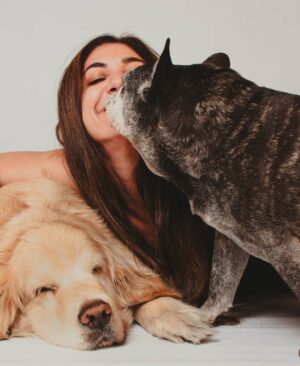Connie Ballarini Instagram - Por siempre en mi corazón  India de mi vida 
💔💔💔💔💔
Quiero recordarte así riendo a carcajadas juntas pero hoy tengo el corazón destrozado…. sin entender, sin poder procesar todo esto tan repentino.  Por momentos siento q me voy a despertar de esta pesadilla y vas a estar ahí en mis pies acurrucada y roncando.  Hoy me desperté y no estabas y el vacío es enorme … Que falta me haces, que rara la vida sin vos, sin presentes pero con recuerdos hermosos q ahora me hacen llorar a lágrimas pero q dsp deseo de corazón q se vuelvan hermosos y llenos de amor y sonrisas.. porque eso es lo q me diste todos estos años.  Amor, un amor que no conocía y que fue el más hermoso que viví en la vida. 
Llegaste a mi vida cuando menos lo esperaba pero le diste sentido a todo… llegaste y me separé a los meses y fuiste mi compañera… luego ayer hablábamos con Fede que podríamos decir q por vos vino a vivir a casa ( para no dejarte solita tanto tiempo ) y así formamos una familia … si, vos lo hiciste… dsp como siempre con tu carisma y ese ángel hermoso que enamorabas a todos podríamos decir que enamoraste a Fede y hasta admito (y me la banco) q quieras más a Fede q a mi jajaja… yo decía ahí viene tu novio xq llegaba él y no había nada más en tu mundo… pero te amo tanto que no me importa nada y amaba que lo amarás más el… tal vez xq era tu CHEFF personal entre otras cosas!? Puede ser, y lo entiendo hijita … como no entenderte la comida rica nos puede como todas taurinas
)Hoy sería tu cumpleaños… quedaron los bonetes del cumple de Troyi ahí para tu festejo 🥹 q no será acá pero ojalá estés robándole la comida a todos los perritos en el cielo, agarrando pelotitas y tirándote los peditos más hermosos del universo. Que el cielo se llene de peditos tuyos. 
No pasó ni un día y esto se pone difícil mi amor….
Lo q te extrañamos, lo q te necesito…. Llegaste de manera sorpresiva y te fuiste igual xq nunca imaginé que iba a ser así tan rápido, de repente xq para mí estabas bien, viejita pero te la re bancabas … perdón mi amor si cometí algún error, no quise dejarte solita en la internacion… sabes q quería meterme en la jaulita con vos si era posible. 
…( sigue abajo )