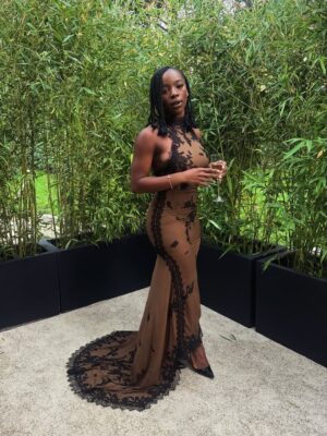 Corinna Brown Instagram - paris tu sais que tu as mon cœur 😉🩵
@thesummeriturnedpretty finale screening ✨

👗: @rachaelperrystyling 
assisted by: @styledbychristinafroud 
🪮: @thebraidscentral 
💄: me🤯