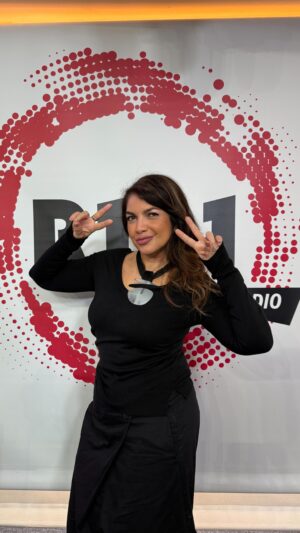 Cristina D'Avena Instagram - @cristinadavenaofficial ha lanciato in diretta su @radior101 la nuova sfida dei quarti di finale dei cartoni animati

Avete votato in tantissimi 🤩
Scoprite nel video quale cartone avete preferito tra:
🔹Il grande sogno di Maya
🔹L’isola della piccola Flo

👉 Ascolta e guarda Cristina D’Avena in “Procediamo”, il programma di Fernando Proce, con Sabrina Bambi e Regina, ogni mercoledì dalle 11.00 alle 12.00, in radio su R101, in tv sul canale 67 del digitale terrestre e dallo smartphone con l’app gratuita di R101 📱

#cartoon #cartoons #cartoni #cartonianimati #anime #musicaitaliana #radio #radior101