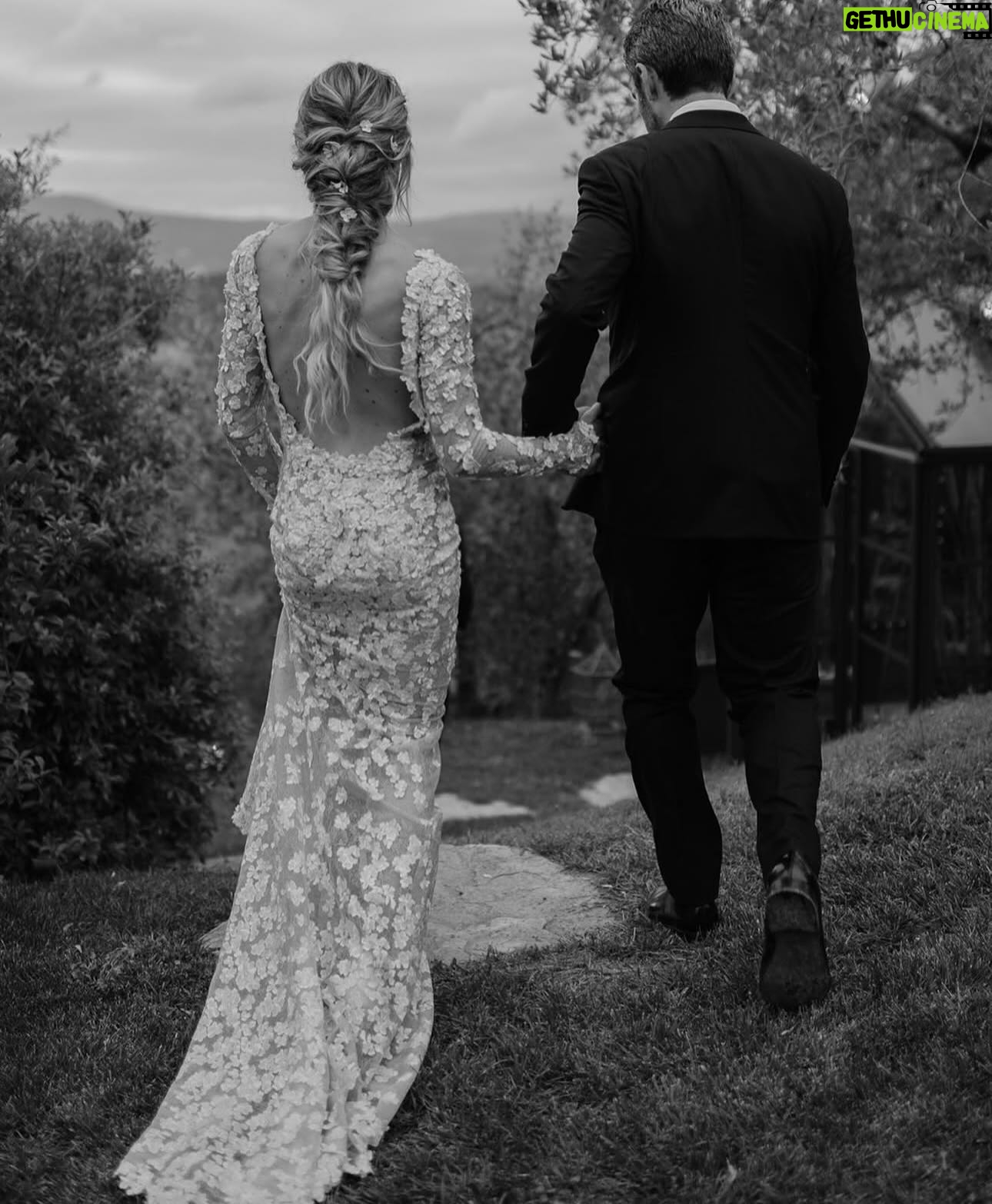 Cristina Marino - 60.3K Likes - •RE GIORGIO•

In ogni occasione importante, c’eri tu, e la tua arte. 
Hai cambiato il modo in cui il mondo veste —
e anche il modo in cui molti di noi si sentono.
Con eleganza, visione e misura,
hai scritto la storia della moda e dello stile.
È stato un onore incrociare il tuo cammino.

Porterò con me il tuo segno, per sempre.
Grazie, Maestro. 
#GiorgioArmani #EleganzaEterna