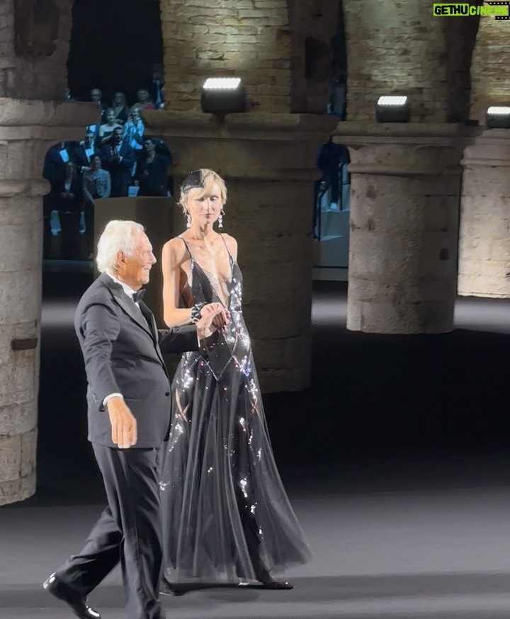 Cristina Marino - 60.3K Likes - •RE GIORGIO•

In ogni occasione importante, c’eri tu, e la tua arte. 
Hai cambiato il modo in cui il mondo veste —
e anche il modo in cui molti di noi si sentono.
Con eleganza, visione e misura,
hai scritto la storia della moda e dello stile.
È stato un onore incrociare il tuo cammino.

Porterò con me il tuo segno, per sempre.
Grazie, Maestro. 
#GiorgioArmani #EleganzaEterna