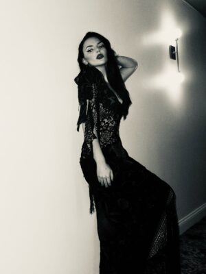 Dafne Keen Instagram - Last night for @diademuertosgala !! Thank you @carlosericlopez for the most beautiful night celebrating culture and ancestry. Q noche más linda con gente linda, la pasamos bailando y celebrando!! 🖤🖤🖤