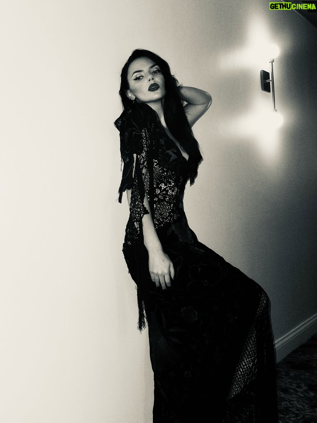 Dafne Keen - 284.9K Likes - Last night for @diademuertosgala !! Thank you @carlosericlopez for the most beautiful night celebrating culture and ancestry. Q noche más linda con gente linda, la pasamos bailando y celebrando!! 🖤🖤🖤