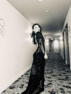 Dafne Keen Instagram - Last night for @diademuertosgala !! Thank you @carlosericlopez for the most beautiful night celebrating culture and ancestry. Q noche más linda con gente linda, la pasamos bailando y celebrando!! 🖤🖤🖤