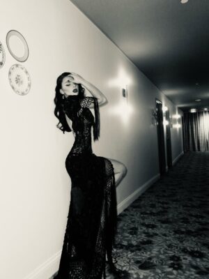 Dafne Keen Instagram - Last night for @diademuertosgala !! Thank you @carlosericlopez for the most beautiful night celebrating culture and ancestry. Q noche más linda con gente linda, la pasamos bailando y celebrando!! 🖤🖤🖤