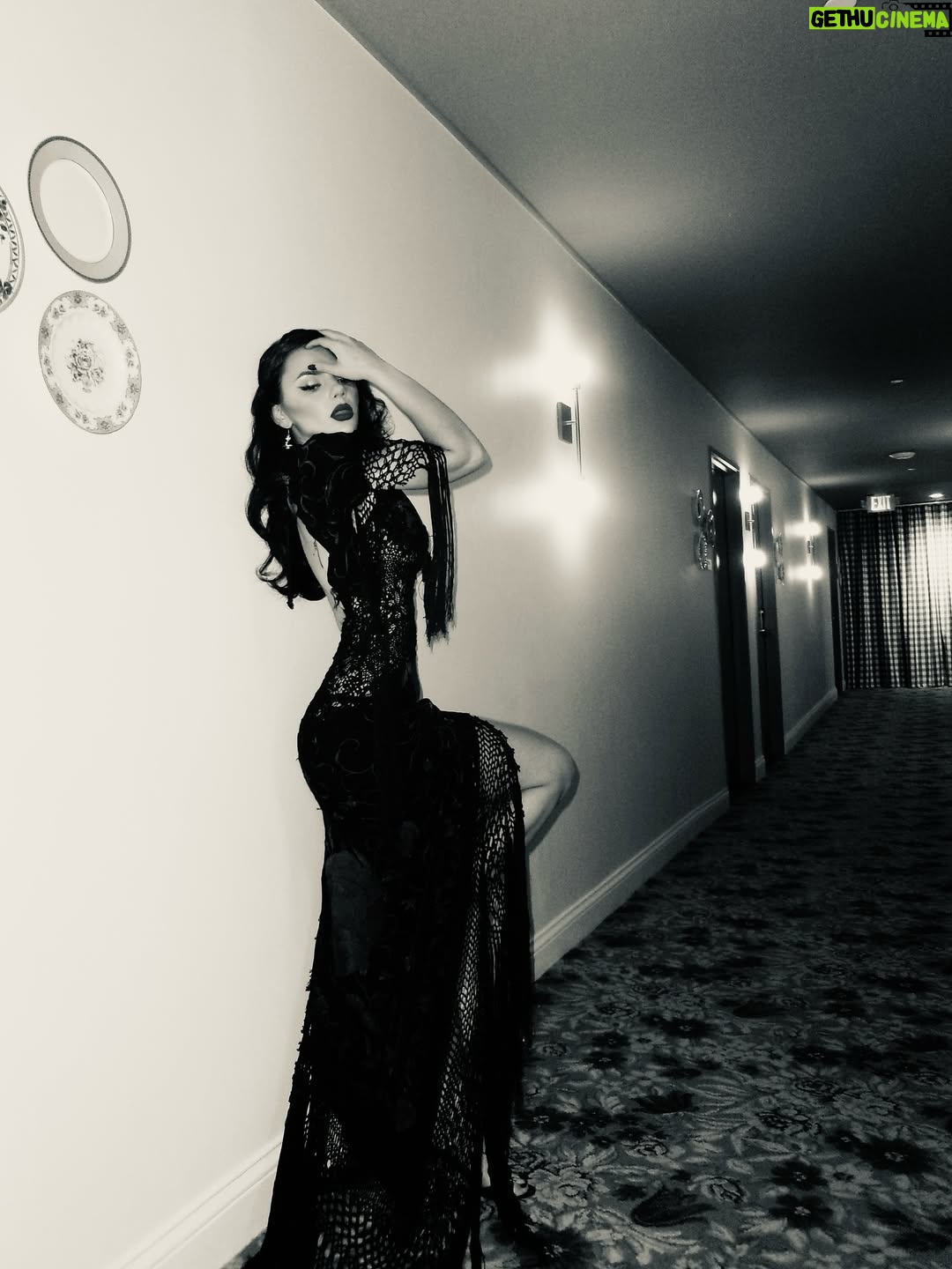 Dafne Keen - 284.9K Likes - Last night for @diademuertosgala !! Thank you @carlosericlopez for the most beautiful night celebrating culture and ancestry. Q noche más linda con gente linda, la pasamos bailando y celebrando!! 🖤🖤🖤