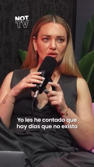 Daniela Nicolás Instagram - ¿Quién más tiene días que no existe? 😂
Gracias @felipeavellooficial por la gran recomendación! 

Estreno episodios de @nadaestanserio todos los miércoles a las 21:30 hrs. Por @zappingnottv 

🎙️ Junto a @laisifue y @danielanicolas