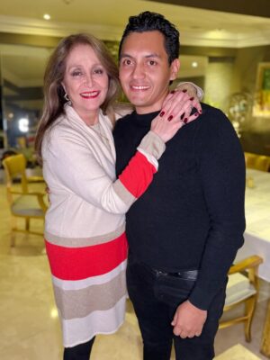 Daniela Romo Instagram - @danielaromoweb es de esas personas que dejan huella sin intentarlo. Su talento, su calidez y su sencillez la hacen única.
Conocerla y compartir momentos con ella es un regalo que inspira, enseña y llena de gratitud. 🌷

Una artista completa… pero sobre todo, una gran mujer. ❤️

#DanielaRomo #RespetoYAdmiración #ArtistaConAlma #LeyendaViva #Inspiración
#mentiras #secretaria #mentiraselmusical #danielaromo #pobresecretaria #parati #viralreels #viralpost❤️ #trendinsong #trendingreels