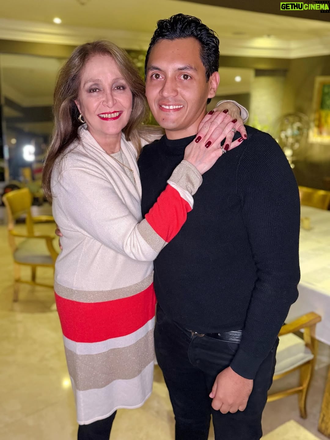 Daniela Romo - 1.2K Likes - @danielaromoweb es de esas personas que dejan huella sin intentarlo. Su talento, su calidez y su sencillez la hacen única.
Conocerla y compartir momentos con ella es un regalo que inspira, enseña y llena de gratitud. 🌷

Una artista completa… pero sobre todo, una gran mujer. ❤️

#DanielaRomo #RespetoYAdmiración #ArtistaConAlma #LeyendaViva #Inspiración
#mentiras #secretaria #mentiraselmusical #danielaromo #pobresecretaria #parati #viralreels #viralpost❤️ #trendinsong #trendingreels