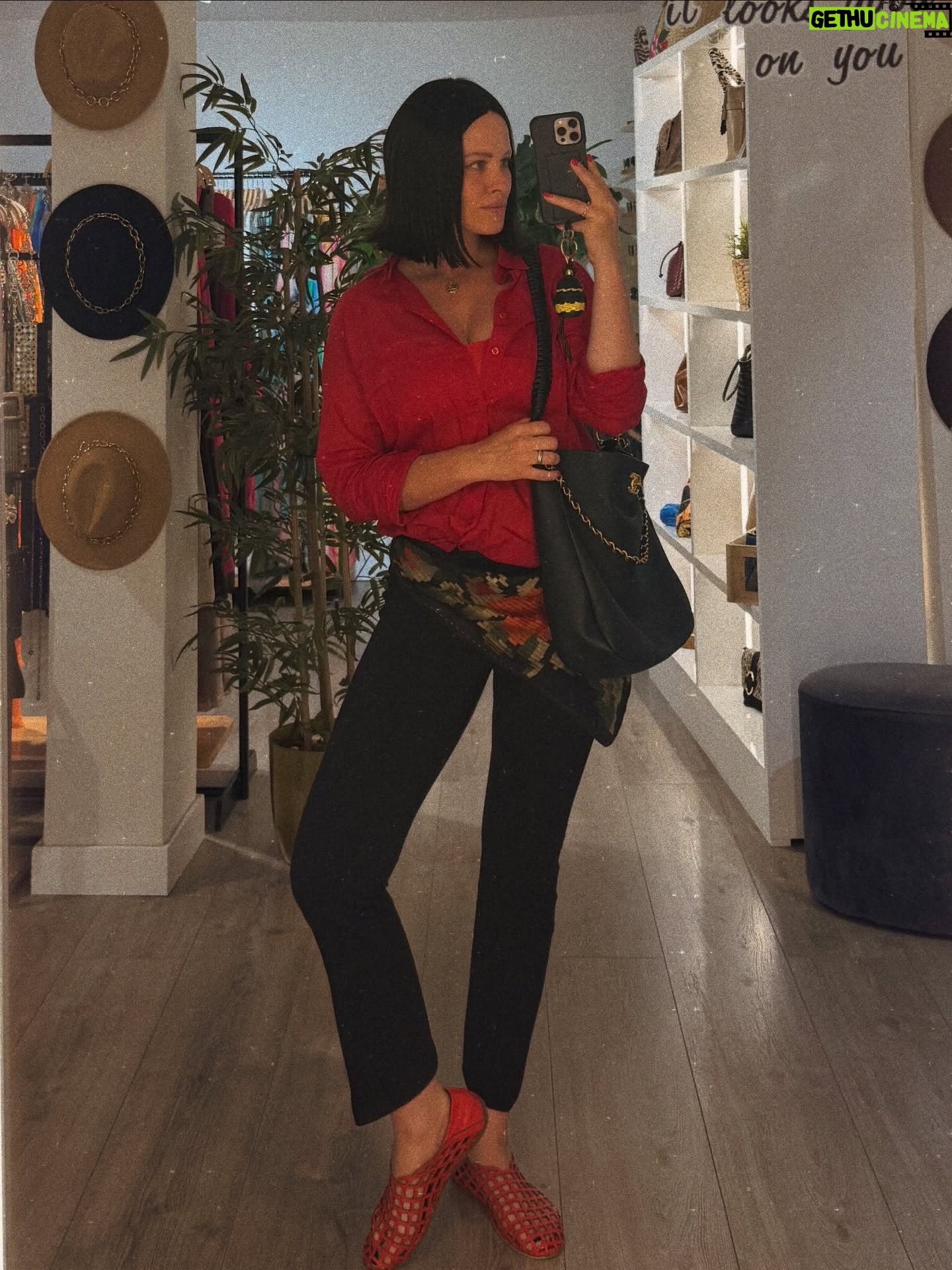 Dasha Astafieva - 42.9K Likes - Перша за три з половиною💔
Фоток вперше, майже немає.
Спогадів мільйон.
На останній плачу, бо є дещо, що зрозуміють лиш українці.