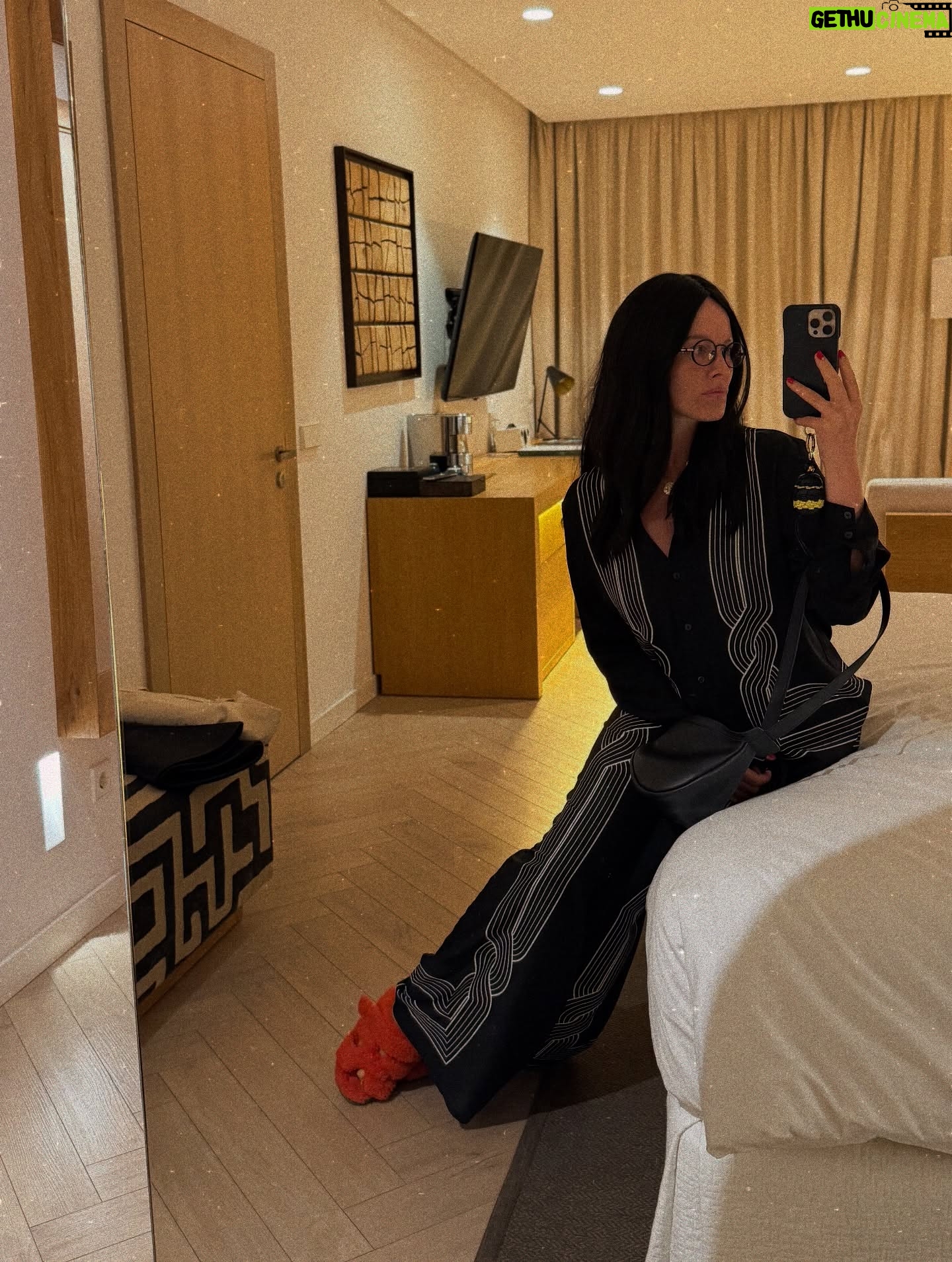 Dasha Astafieva - 42.9K Likes - Перша за три з половиною💔
Фоток вперше, майже немає.
Спогадів мільйон.
На останній плачу, бо є дещо, що зрозуміють лиш українці.