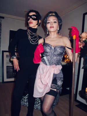 Debi Mazar Instagram - Happy Halloween 🎃 
She cleaned & I brought home the loot. 💍 💎 👑 
#jeweltheives 
My 💎 @alexisbittar 
📸 @ricardogomesinst