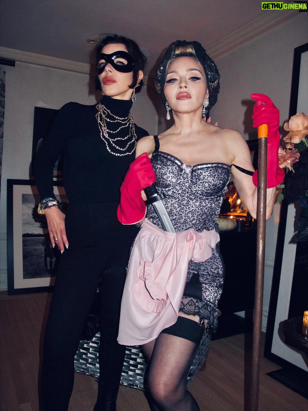 Debi Mazar - 32.4K Likes - Happy Halloween 🎃 
She cleaned & I brought home the loot. 💍 💎 👑 
#jeweltheives 
My 💎 @alexisbittar 
📸 @ricardogomesinst