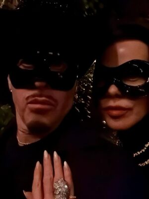 Debi Mazar Instagram - Happy Halloween 🎃 
She cleaned & I brought home the loot. 💍 💎 👑 
#jeweltheives 
My 💎 @alexisbittar 
📸 @ricardogomesinst