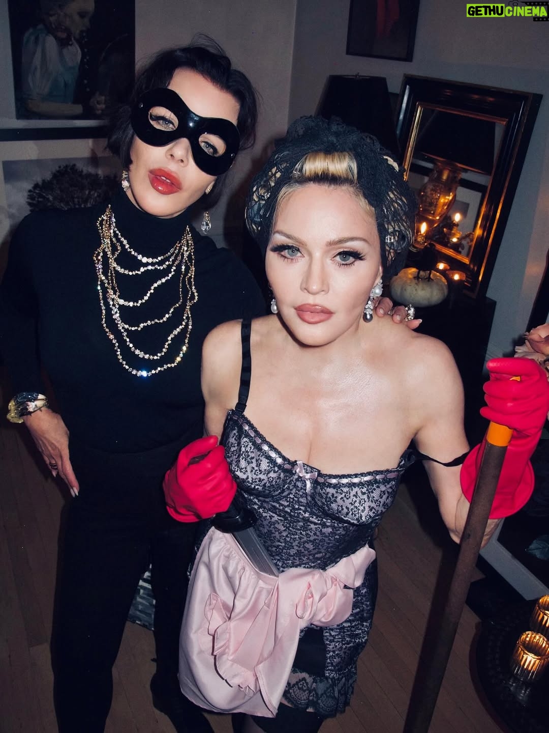 Debi Mazar - 32.4K Likes - Happy Halloween 🎃 
She cleaned & I brought home the loot. 💍 💎 👑 
#jeweltheives 
My 💎 @alexisbittar 
📸 @ricardogomesinst
