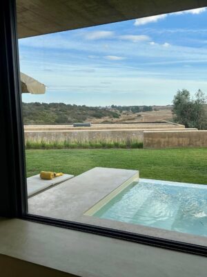 Débora Bloch Instagram - O descanso da guerreira.
Herdade da Malhadinha Nova, no Alentejo. Um lugar deslumbrante. Conforto, bom gosto, gentileza, simpatia, comida deliciosa, vinhos incríveis e paz. Obrigada @malhadinhanova, Rita e João, pela acolhida maravilhosa. Obrigada, @franciscaprpereira.