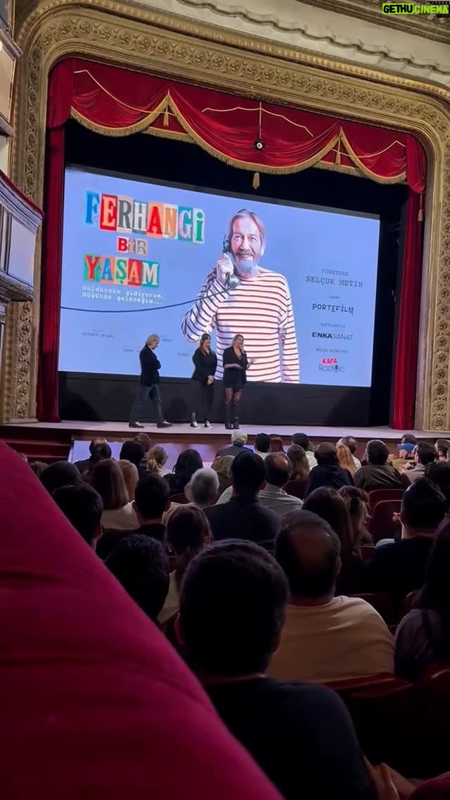Derya Şensoy - 2K Likes - “Ferhangi Bir Yaşam” evinde, Ses Tiyatrosu’nda izleyiciyle buluştu. Bol kahkahalı, zaman zaman ağlamalı iki gece yaşadık! Hüzünler, acılar paylaştıkça azalırken; kahkahalar ve başarılar paylaştıkça çoğalıyor! 🌹🎭 

Sevginize ve ilginize teşekkür ederiz! ❤️

@selcukmetin 
@zeynepmirac 
@ferhansensoy 
@ortaoyunculartiyatrosu 
@enkasanat