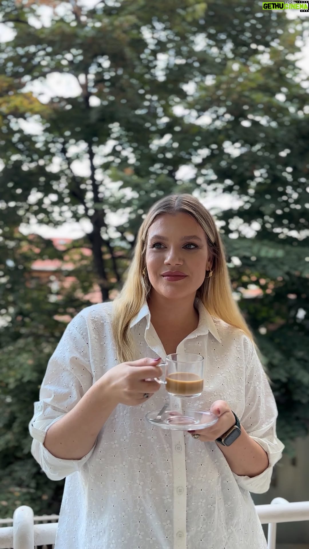 Derya Şensoy - 1.1K Likes - Günün en keyifli anı benim için Nespresso anı ☕️ Istanbul Espresso’nun kadifemsi dokusu ve hafif badem tadı günün her saati bana keyif veriyor.
Kokusu ve lezzetiyle beni hep en mutlu anılarıma, Beyoğlu’nun ara sokaklarına, boğazda bir vapur sefasına ya da Topkapı Sarayı’nın eşsiz silüetine götürüyor.. @nespresso #reklam