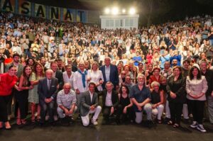 Derya Şensoy Instagram - Porte Film yapımcılığında, Selçuk Metin yönetmenliğinde ve ENKA Sanat sponsorluğunda hayata geçen belgesel “Ferhangi Bir Yaşam”, 5 ve 8 Eylül tarihlerinde ENKA Açıkhava Tiyatrosu’nda izleyiciyle buluştu. Gösterimlere sanatçının başta ailesi olmak üzere okul arkadaşları, Ortaoyuncular, belgesele katkı sağlayanların da aralarında bulunduğu birçok değerli isim ve tiyatro sever katıldı. 

Belgesel, bugüne kadar gün ışığına çıkmamış çok değerli bir arşiv eşliğinde, Ferhan Şensoy’un tiyatro anlayışına olduğu kadar karakterine, dünya görüşüne ve yazar kimliğine odaklanıyor. Gelecek gösterimler Ekim ayı içerisinde Ses Tiyatrosu’nda gerçekleşecek.

📸Fotoğraflar @ilginerarslanyanmaz & @slckplt 

Yapım: Porte Film
Yönetmen: Selçuk Metin
Senaryo: Zeynep Miraç
Görüntü Yönetmeni: Emre Okur
Afiş Tasarımı: Mert Harmandar
Seslendiren: Nihal Yalçın
Müzik: Cem Öget

@portefilm @selcukmetin @zeynepmirac @_emreokur @mert_harmandar @nihalyalc @cemoget
@ortaoyunculartiyatrosu @ferhansensoy @deryasensoy @deryabaykal @zelihaberksoyoffical @okanbayulgen @dikmengürün  @zuolcay @fuatguner48 @guvenkirac @burhansesen @gokhansesen @tolgacevikofficial @cem_ozer @sermiyanm @hbilgin @mertbaykal @okanbayulgen @zelihaberksoyofficial @hbilgin @nedimgurselofficial @gencomertozgur @sermiyanm @umitozdemirofficial @cem_ozer @ayvazpekmez @nedimsaban @ilhansesen48 @burhansesen @gokhansesen @sefatantoglu @tildatezman @ospozonks @iammuratovali 

#enkasanat #ferhangibiryasam #enkavakfi #belgesel #ferhanşensoy #ortaoyuncular #portefilm
