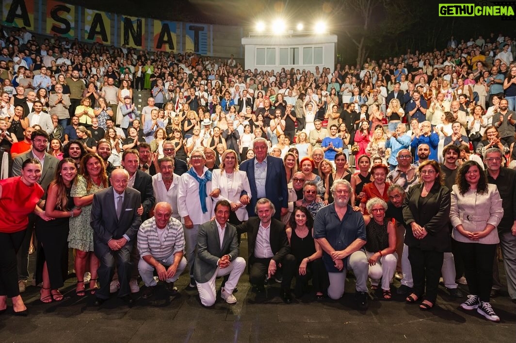 Derya Şensoy - 1K Likes - Porte Film yapımcılığında, Selçuk Metin yönetmenliğinde ve ENKA Sanat sponsorluğunda hayata geçen belgesel “Ferhangi Bir Yaşam”, 5 ve 8 Eylül tarihlerinde ENKA Açıkhava Tiyatrosu’nda izleyiciyle buluştu. Gösterimlere sanatçının başta ailesi olmak üzere okul arkadaşları, Ortaoyuncular, belgesele katkı sağlayanların da aralarında bulunduğu birçok değerli isim ve tiyatro sever katıldı. 

Belgesel, bugüne kadar gün ışığına çıkmamış çok değerli bir arşiv eşliğinde, Ferhan Şensoy’un tiyatro anlayışına olduğu kadar karakterine, dünya görüşüne ve yazar kimliğine odaklanıyor. Gelecek gösterimler Ekim ayı içerisinde Ses Tiyatrosu’nda gerçekleşecek.

📸Fotoğraflar @ilginerarslanyanmaz & @slckplt 

Yapım: Porte Film
Yönetmen: Selçuk Metin
Senaryo: Zeynep Miraç
Görüntü Yönetmeni: Emre Okur
Afiş Tasarımı: Mert Harmandar
Seslendiren: Nihal Yalçın
Müzik: Cem Öget

@portefilm @selcukmetin @zeynepmirac @_emreokur @mert_harmandar @nihalyalc @cemoget
@ortaoyunculartiyatrosu @ferhansensoy @deryasensoy @deryabaykal @zelihaberksoyoffical @okanbayulgen @dikmengürün  @zuolcay @fuatguner48 @guvenkirac @burhansesen @gokhansesen @tolgacevikofficial @cem_ozer @sermiyanm @hbilgin @mertbaykal @okanbayulgen @zelihaberksoyofficial @hbilgin @nedimgurselofficial @gencomertozgur @sermiyanm @umitozdemirofficial @cem_ozer @ayvazpekmez @nedimsaban @ilhansesen48 @burhansesen @gokhansesen @sefatantoglu @tildatezman @ospozonks @iammuratovali 

#enkasanat #ferhangibiryasam #enkavakfi #belgesel #ferhanşensoy #ortaoyuncular #portefilm