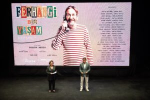Derya Şensoy Instagram - Porte Film yapımcılığında, Selçuk Metin yönetmenliğinde ve ENKA Sanat sponsorluğunda hayata geçen belgesel “Ferhangi Bir Yaşam”, 5 ve 8 Eylül tarihlerinde ENKA Açıkhava Tiyatrosu’nda izleyiciyle buluştu. Gösterimlere sanatçının başta ailesi olmak üzere okul arkadaşları, Ortaoyuncular, belgesele katkı sağlayanların da aralarında bulunduğu birçok değerli isim ve tiyatro sever katıldı. 

Belgesel, bugüne kadar gün ışığına çıkmamış çok değerli bir arşiv eşliğinde, Ferhan Şensoy’un tiyatro anlayışına olduğu kadar karakterine, dünya görüşüne ve yazar kimliğine odaklanıyor. Gelecek gösterimler Ekim ayı içerisinde Ses Tiyatrosu’nda gerçekleşecek.

📸Fotoğraflar @ilginerarslanyanmaz & @slckplt 

Yapım: Porte Film
Yönetmen: Selçuk Metin
Senaryo: Zeynep Miraç
Görüntü Yönetmeni: Emre Okur
Afiş Tasarımı: Mert Harmandar
Seslendiren: Nihal Yalçın
Müzik: Cem Öget

@portefilm @selcukmetin @zeynepmirac @_emreokur @mert_harmandar @nihalyalc @cemoget
@ortaoyunculartiyatrosu @ferhansensoy @deryasensoy @deryabaykal @zelihaberksoyoffical @okanbayulgen @dikmengürün  @zuolcay @fuatguner48 @guvenkirac @burhansesen @gokhansesen @tolgacevikofficial @cem_ozer @sermiyanm @hbilgin @mertbaykal @okanbayulgen @zelihaberksoyofficial @hbilgin @nedimgurselofficial @gencomertozgur @sermiyanm @umitozdemirofficial @cem_ozer @ayvazpekmez @nedimsaban @ilhansesen48 @burhansesen @gokhansesen @sefatantoglu @tildatezman @ospozonks @iammuratovali 

#enkasanat #ferhangibiryasam #enkavakfi #belgesel #ferhanşensoy #ortaoyuncular #portefilm