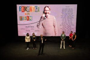 Derya Şensoy Instagram - Porte Film yapımcılığında, Selçuk Metin yönetmenliğinde ve ENKA Sanat sponsorluğunda hayata geçen belgesel “Ferhangi Bir Yaşam”, 5 ve 8 Eylül tarihlerinde ENKA Açıkhava Tiyatrosu’nda izleyiciyle buluştu. Gösterimlere sanatçının başta ailesi olmak üzere okul arkadaşları, Ortaoyuncular, belgesele katkı sağlayanların da aralarında bulunduğu birçok değerli isim ve tiyatro sever katıldı. 

Belgesel, bugüne kadar gün ışığına çıkmamış çok değerli bir arşiv eşliğinde, Ferhan Şensoy’un tiyatro anlayışına olduğu kadar karakterine, dünya görüşüne ve yazar kimliğine odaklanıyor. Gelecek gösterimler Ekim ayı içerisinde Ses Tiyatrosu’nda gerçekleşecek.

📸Fotoğraflar @ilginerarslanyanmaz & @slckplt 

Yapım: Porte Film
Yönetmen: Selçuk Metin
Senaryo: Zeynep Miraç
Görüntü Yönetmeni: Emre Okur
Afiş Tasarımı: Mert Harmandar
Seslendiren: Nihal Yalçın
Müzik: Cem Öget

@portefilm @selcukmetin @zeynepmirac @_emreokur @mert_harmandar @nihalyalc @cemoget
@ortaoyunculartiyatrosu @ferhansensoy @deryasensoy @deryabaykal @zelihaberksoyoffical @okanbayulgen @dikmengürün  @zuolcay @fuatguner48 @guvenkirac @burhansesen @gokhansesen @tolgacevikofficial @cem_ozer @sermiyanm @hbilgin @mertbaykal @okanbayulgen @zelihaberksoyofficial @hbilgin @nedimgurselofficial @gencomertozgur @sermiyanm @umitozdemirofficial @cem_ozer @ayvazpekmez @nedimsaban @ilhansesen48 @burhansesen @gokhansesen @sefatantoglu @tildatezman @ospozonks @iammuratovali 

#enkasanat #ferhangibiryasam #enkavakfi #belgesel #ferhanşensoy #ortaoyuncular #portefilm