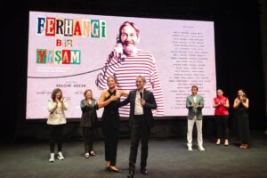 Derya Şensoy Instagram - Porte Film yapımcılığında, Selçuk Metin yönetmenliğinde ve ENKA Sanat sponsorluğunda hayata geçen belgesel “Ferhangi Bir Yaşam”, 5 ve 8 Eylül tarihlerinde ENKA Açıkhava Tiyatrosu’nda izleyiciyle buluştu. Gösterimlere sanatçının başta ailesi olmak üzere okul arkadaşları, Ortaoyuncular, belgesele katkı sağlayanların da aralarında bulunduğu birçok değerli isim ve tiyatro sever katıldı. 

Belgesel, bugüne kadar gün ışığına çıkmamış çok değerli bir arşiv eşliğinde, Ferhan Şensoy’un tiyatro anlayışına olduğu kadar karakterine, dünya görüşüne ve yazar kimliğine odaklanıyor. Gelecek gösterimler Ekim ayı içerisinde Ses Tiyatrosu’nda gerçekleşecek.

📸Fotoğraflar @ilginerarslanyanmaz & @slckplt 

Yapım: Porte Film
Yönetmen: Selçuk Metin
Senaryo: Zeynep Miraç
Görüntü Yönetmeni: Emre Okur
Afiş Tasarımı: Mert Harmandar
Seslendiren: Nihal Yalçın
Müzik: Cem Öget

@portefilm @selcukmetin @zeynepmirac @_emreokur @mert_harmandar @nihalyalc @cemoget
@ortaoyunculartiyatrosu @ferhansensoy @deryasensoy @deryabaykal @zelihaberksoyoffical @okanbayulgen @dikmengürün  @zuolcay @fuatguner48 @guvenkirac @burhansesen @gokhansesen @tolgacevikofficial @cem_ozer @sermiyanm @hbilgin @mertbaykal @okanbayulgen @zelihaberksoyofficial @hbilgin @nedimgurselofficial @gencomertozgur @sermiyanm @umitozdemirofficial @cem_ozer @ayvazpekmez @nedimsaban @ilhansesen48 @burhansesen @gokhansesen @sefatantoglu @tildatezman @ospozonks @iammuratovali 

#enkasanat #ferhangibiryasam #enkavakfi #belgesel #ferhanşensoy #ortaoyuncular #portefilm