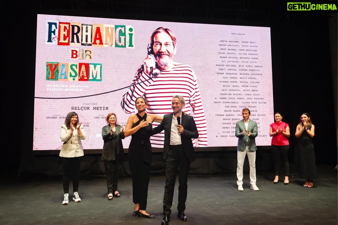 Derya Şensoy - 1K Likes - Porte Film yapımcılığında, Selçuk Metin yönetmenliğinde ve ENKA Sanat sponsorluğunda hayata geçen belgesel “Ferhangi Bir Yaşam”, 5 ve 8 Eylül tarihlerinde ENKA Açıkhava Tiyatrosu’nda izleyiciyle buluştu. Gösterimlere sanatçının başta ailesi olmak üzere okul arkadaşları, Ortaoyuncular, belgesele katkı sağlayanların da aralarında bulunduğu birçok değerli isim ve tiyatro sever katıldı. 

Belgesel, bugüne kadar gün ışığına çıkmamış çok değerli bir arşiv eşliğinde, Ferhan Şensoy’un tiyatro anlayışına olduğu kadar karakterine, dünya görüşüne ve yazar kimliğine odaklanıyor. Gelecek gösterimler Ekim ayı içerisinde Ses Tiyatrosu’nda gerçekleşecek.

📸Fotoğraflar @ilginerarslanyanmaz & @slckplt 

Yapım: Porte Film
Yönetmen: Selçuk Metin
Senaryo: Zeynep Miraç
Görüntü Yönetmeni: Emre Okur
Afiş Tasarımı: Mert Harmandar
Seslendiren: Nihal Yalçın
Müzik: Cem Öget

@portefilm @selcukmetin @zeynepmirac @_emreokur @mert_harmandar @nihalyalc @cemoget
@ortaoyunculartiyatrosu @ferhansensoy @deryasensoy @deryabaykal @zelihaberksoyoffical @okanbayulgen @dikmengürün  @zuolcay @fuatguner48 @guvenkirac @burhansesen @gokhansesen @tolgacevikofficial @cem_ozer @sermiyanm @hbilgin @mertbaykal @okanbayulgen @zelihaberksoyofficial @hbilgin @nedimgurselofficial @gencomertozgur @sermiyanm @umitozdemirofficial @cem_ozer @ayvazpekmez @nedimsaban @ilhansesen48 @burhansesen @gokhansesen @sefatantoglu @tildatezman @ospozonks @iammuratovali 

#enkasanat #ferhangibiryasam #enkavakfi #belgesel #ferhanşensoy #ortaoyuncular #portefilm
