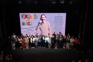 Derya Şensoy Instagram - Porte Film yapımcılığında, Selçuk Metin yönetmenliğinde ve ENKA Sanat sponsorluğunda hayata geçen belgesel “Ferhangi Bir Yaşam”, 5 ve 8 Eylül tarihlerinde ENKA Açıkhava Tiyatrosu’nda izleyiciyle buluştu. Gösterimlere sanatçının başta ailesi olmak üzere okul arkadaşları, Ortaoyuncular, belgesele katkı sağlayanların da aralarında bulunduğu birçok değerli isim ve tiyatro sever katıldı. 

Belgesel, bugüne kadar gün ışığına çıkmamış çok değerli bir arşiv eşliğinde, Ferhan Şensoy’un tiyatro anlayışına olduğu kadar karakterine, dünya görüşüne ve yazar kimliğine odaklanıyor. Gelecek gösterimler Ekim ayı içerisinde Ses Tiyatrosu’nda gerçekleşecek.

📸Fotoğraflar @ilginerarslanyanmaz & @slckplt 

Yapım: Porte Film
Yönetmen: Selçuk Metin
Senaryo: Zeynep Miraç
Görüntü Yönetmeni: Emre Okur
Afiş Tasarımı: Mert Harmandar
Seslendiren: Nihal Yalçın
Müzik: Cem Öget

@portefilm @selcukmetin @zeynepmirac @_emreokur @mert_harmandar @nihalyalc @cemoget
@ortaoyunculartiyatrosu @ferhansensoy @deryasensoy @deryabaykal @zelihaberksoyoffical @okanbayulgen @dikmengürün  @zuolcay @fuatguner48 @guvenkirac @burhansesen @gokhansesen @tolgacevikofficial @cem_ozer @sermiyanm @hbilgin @mertbaykal @okanbayulgen @zelihaberksoyofficial @hbilgin @nedimgurselofficial @gencomertozgur @sermiyanm @umitozdemirofficial @cem_ozer @ayvazpekmez @nedimsaban @ilhansesen48 @burhansesen @gokhansesen @sefatantoglu @tildatezman @ospozonks @iammuratovali 

#enkasanat #ferhangibiryasam #enkavakfi #belgesel #ferhanşensoy #ortaoyuncular #portefilm
