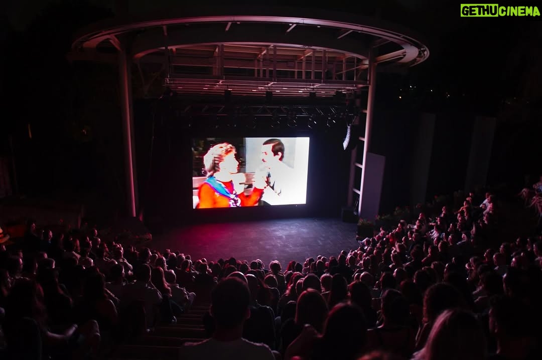 Derya Şensoy - 1K Likes - Porte Film yapımcılığında, Selçuk Metin yönetmenliğinde ve ENKA Sanat sponsorluğunda hayata geçen belgesel “Ferhangi Bir Yaşam”, 5 ve 8 Eylül tarihlerinde ENKA Açıkhava Tiyatrosu’nda izleyiciyle buluştu. Gösterimlere sanatçının başta ailesi olmak üzere okul arkadaşları, Ortaoyuncular, belgesele katkı sağlayanların da aralarında bulunduğu birçok değerli isim ve tiyatro sever katıldı. 

Belgesel, bugüne kadar gün ışığına çıkmamış çok değerli bir arşiv eşliğinde, Ferhan Şensoy’un tiyatro anlayışına olduğu kadar karakterine, dünya görüşüne ve yazar kimliğine odaklanıyor. Gelecek gösterimler Ekim ayı içerisinde Ses Tiyatrosu’nda gerçekleşecek.

📸Fotoğraflar @ilginerarslanyanmaz & @slckplt 

Yapım: Porte Film
Yönetmen: Selçuk Metin
Senaryo: Zeynep Miraç
Görüntü Yönetmeni: Emre Okur
Afiş Tasarımı: Mert Harmandar
Seslendiren: Nihal Yalçın
Müzik: Cem Öget

@portefilm @selcukmetin @zeynepmirac @_emreokur @mert_harmandar @nihalyalc @cemoget
@ortaoyunculartiyatrosu @ferhansensoy @deryasensoy @deryabaykal @zelihaberksoyoffical @okanbayulgen @dikmengürün  @zuolcay @fuatguner48 @guvenkirac @burhansesen @gokhansesen @tolgacevikofficial @cem_ozer @sermiyanm @hbilgin @mertbaykal @okanbayulgen @zelihaberksoyofficial @hbilgin @nedimgurselofficial @gencomertozgur @sermiyanm @umitozdemirofficial @cem_ozer @ayvazpekmez @nedimsaban @ilhansesen48 @burhansesen @gokhansesen @sefatantoglu @tildatezman @ospozonks @iammuratovali 

#enkasanat #ferhangibiryasam #enkavakfi #belgesel #ferhanşensoy #ortaoyuncular #portefilm