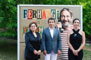 Derya Şensoy Instagram - Porte Film yapımcılığında, Selçuk Metin yönetmenliğinde ve ENKA Sanat sponsorluğunda hayata geçen belgesel “Ferhangi Bir Yaşam”, 5 ve 8 Eylül tarihlerinde ENKA Açıkhava Tiyatrosu’nda izleyiciyle buluştu. Gösterimlere sanatçının başta ailesi olmak üzere okul arkadaşları, Ortaoyuncular, belgesele katkı sağlayanların da aralarında bulunduğu birçok değerli isim ve tiyatro sever katıldı. 

Belgesel, bugüne kadar gün ışığına çıkmamış çok değerli bir arşiv eşliğinde, Ferhan Şensoy’un tiyatro anlayışına olduğu kadar karakterine, dünya görüşüne ve yazar kimliğine odaklanıyor. Gelecek gösterimler Ekim ayı içerisinde Ses Tiyatrosu’nda gerçekleşecek.

📸Fotoğraflar @ilginerarslanyanmaz & @slckplt 

Yapım: Porte Film
Yönetmen: Selçuk Metin
Senaryo: Zeynep Miraç
Görüntü Yönetmeni: Emre Okur
Afiş Tasarımı: Mert Harmandar
Seslendiren: Nihal Yalçın
Müzik: Cem Öget

@portefilm @selcukmetin @zeynepmirac @_emreokur @mert_harmandar @nihalyalc @cemoget
@ortaoyunculartiyatrosu @ferhansensoy @deryasensoy @deryabaykal @zelihaberksoyoffical @okanbayulgen @dikmengürün  @zuolcay @fuatguner48 @guvenkirac @burhansesen @gokhansesen @tolgacevikofficial @cem_ozer @sermiyanm @hbilgin @mertbaykal @okanbayulgen @zelihaberksoyofficial @hbilgin @nedimgurselofficial @gencomertozgur @sermiyanm @umitozdemirofficial @cem_ozer @ayvazpekmez @nedimsaban @ilhansesen48 @burhansesen @gokhansesen @sefatantoglu @tildatezman @ospozonks @iammuratovali 

#enkasanat #ferhangibiryasam #enkavakfi #belgesel #ferhanşensoy #ortaoyuncular #portefilm