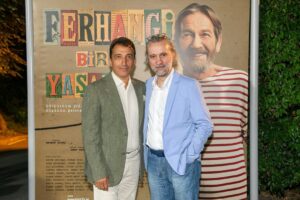 Derya Şensoy Instagram - Porte Film yapımcılığında, Selçuk Metin yönetmenliğinde ve ENKA Sanat sponsorluğunda hayata geçen belgesel “Ferhangi Bir Yaşam”, 5 ve 8 Eylül tarihlerinde ENKA Açıkhava Tiyatrosu’nda izleyiciyle buluştu. Gösterimlere sanatçının başta ailesi olmak üzere okul arkadaşları, Ortaoyuncular, belgesele katkı sağlayanların da aralarında bulunduğu birçok değerli isim ve tiyatro sever katıldı. 

Belgesel, bugüne kadar gün ışığına çıkmamış çok değerli bir arşiv eşliğinde, Ferhan Şensoy’un tiyatro anlayışına olduğu kadar karakterine, dünya görüşüne ve yazar kimliğine odaklanıyor. Gelecek gösterimler Ekim ayı içerisinde Ses Tiyatrosu’nda gerçekleşecek.

📸Fotoğraflar @ilginerarslanyanmaz & @slckplt 

Yapım: Porte Film
Yönetmen: Selçuk Metin
Senaryo: Zeynep Miraç
Görüntü Yönetmeni: Emre Okur
Afiş Tasarımı: Mert Harmandar
Seslendiren: Nihal Yalçın
Müzik: Cem Öget

@portefilm @selcukmetin @zeynepmirac @_emreokur @mert_harmandar @nihalyalc @cemoget
@ortaoyunculartiyatrosu @ferhansensoy @deryasensoy @deryabaykal @zelihaberksoyoffical @okanbayulgen @dikmengürün  @zuolcay @fuatguner48 @guvenkirac @burhansesen @gokhansesen @tolgacevikofficial @cem_ozer @sermiyanm @hbilgin @mertbaykal @okanbayulgen @zelihaberksoyofficial @hbilgin @nedimgurselofficial @gencomertozgur @sermiyanm @umitozdemirofficial @cem_ozer @ayvazpekmez @nedimsaban @ilhansesen48 @burhansesen @gokhansesen @sefatantoglu @tildatezman @ospozonks @iammuratovali 

#enkasanat #ferhangibiryasam #enkavakfi #belgesel #ferhanşensoy #ortaoyuncular #portefilm