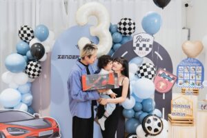 Dewi Chien Instagram - 🩷🎂終於三歲了⋯
不知道是不是🥭太皮總覺得這一年過的特別久？！

雖然你的調皮搗蛋嚇到很多人，但我知道這是你對這世界有無比的好奇心，也知道是你天生的大膽讓你勇於挑戰，所以不管如何，媽媽都會陪你一起探索一起成長，永遠當那個唯一不怕你的人？！咦？！生日快樂my小赫寶貝😗🫰🏻

🍮場地、佈置、餐點： @dear_picnic （直接一手包辦）
餐點好吃～遊戲室好玩又舒適～只有💯可以形容！推！

差點忘了說⋯除了跑車⋯美樂蒂蛋糕也是壽星本人指定🤣

#小芒果🥭🥭🥭 #🥭的3歲生日趴 #永遠健康平安快樂