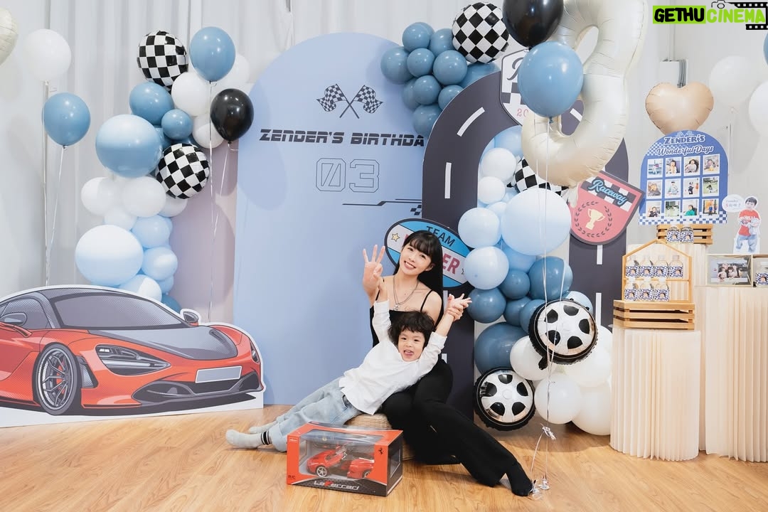 Dewi Chien - 31.3K Likes - 🩷🎂終於三歲了⋯
不知道是不是🥭太皮總覺得這一年過的特別久？！

雖然你的調皮搗蛋嚇到很多人，但我知道這是你對這世界有無比的好奇心，也知道是你天生的大膽讓你勇於挑戰，所以不管如何，媽媽都會陪你一起探索一起成長，永遠當那個唯一不怕你的人？！咦？！生日快樂my小赫寶貝😗🫰🏻

🍮場地、佈置、餐點： @dear_picnic （直接一手包辦）
餐點好吃～遊戲室好玩又舒適～只有💯可以形容！推！

差點忘了說⋯除了跑車⋯美樂蒂蛋糕也是壽星本人指定🤣

#小芒果🥭🥭🥭 #🥭的3歲生日趴 #永遠健康平安快樂