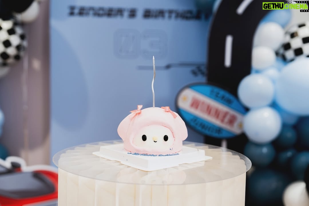 Dewi Chien - 31.3K Likes - 🩷🎂終於三歲了⋯
不知道是不是🥭太皮總覺得這一年過的特別久？！

雖然你的調皮搗蛋嚇到很多人，但我知道這是你對這世界有無比的好奇心，也知道是你天生的大膽讓你勇於挑戰，所以不管如何，媽媽都會陪你一起探索一起成長，永遠當那個唯一不怕你的人？！咦？！生日快樂my小赫寶貝😗🫰🏻

🍮場地、佈置、餐點： @dear_picnic （直接一手包辦）
餐點好吃～遊戲室好玩又舒適～只有💯可以形容！推！

差點忘了說⋯除了跑車⋯美樂蒂蛋糕也是壽星本人指定🤣

#小芒果🥭🥭🥭 #🥭的3歲生日趴 #永遠健康平安快樂