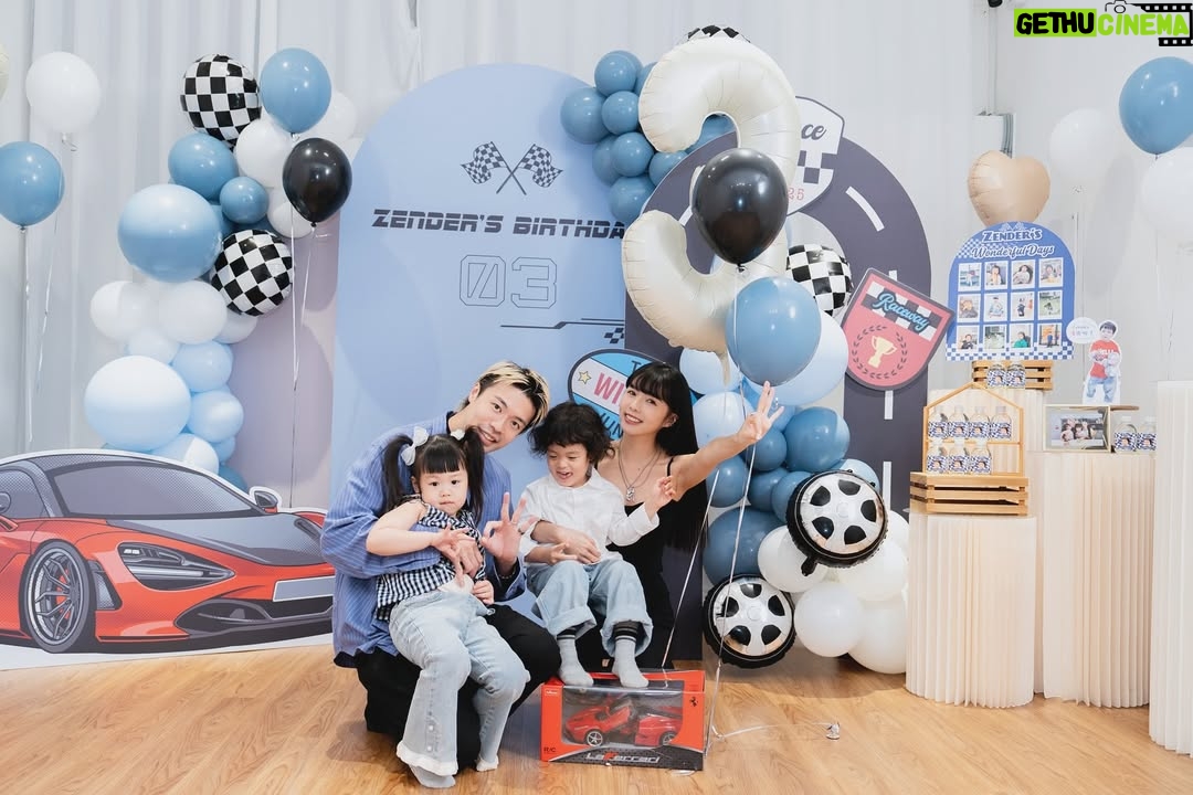 Dewi Chien - 31.3K Likes - 🩷🎂終於三歲了⋯
不知道是不是🥭太皮總覺得這一年過的特別久？！

雖然你的調皮搗蛋嚇到很多人，但我知道這是你對這世界有無比的好奇心，也知道是你天生的大膽讓你勇於挑戰，所以不管如何，媽媽都會陪你一起探索一起成長，永遠當那個唯一不怕你的人？！咦？！生日快樂my小赫寶貝😗🫰🏻

🍮場地、佈置、餐點： @dear_picnic （直接一手包辦）
餐點好吃～遊戲室好玩又舒適～只有💯可以形容！推！

差點忘了說⋯除了跑車⋯美樂蒂蛋糕也是壽星本人指定🤣

#小芒果🥭🥭🥭 #🥭的3歲生日趴 #永遠健康平安快樂