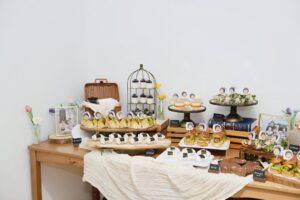 Dewi Chien Instagram - 🩷🎂終於三歲了⋯
不知道是不是🥭太皮總覺得這一年過的特別久？！

雖然你的調皮搗蛋嚇到很多人，但我知道這是你對這世界有無比的好奇心，也知道是你天生的大膽讓你勇於挑戰，所以不管如何，媽媽都會陪你一起探索一起成長，永遠當那個唯一不怕你的人？！咦？！生日快樂my小赫寶貝😗🫰🏻

🍮場地、佈置、餐點： @dear_picnic （直接一手包辦）
餐點好吃～遊戲室好玩又舒適～只有💯可以形容！推！

差點忘了說⋯除了跑車⋯美樂蒂蛋糕也是壽星本人指定🤣

#小芒果🥭🥭🥭 #🥭的3歲生日趴 #永遠健康平安快樂