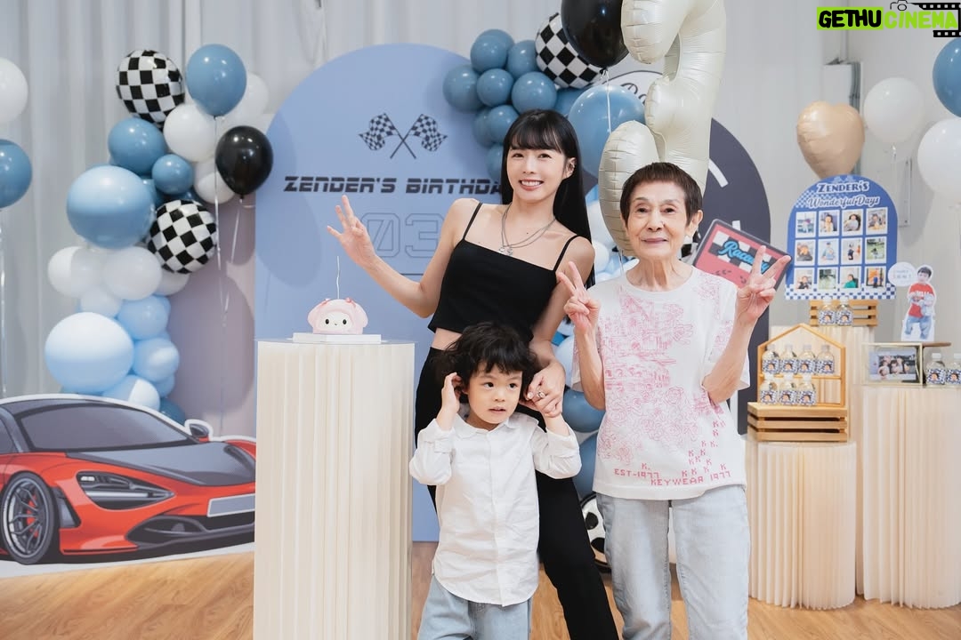 Dewi Chien - 31.3K Likes - 🩷🎂終於三歲了⋯
不知道是不是🥭太皮總覺得這一年過的特別久？！

雖然你的調皮搗蛋嚇到很多人，但我知道這是你對這世界有無比的好奇心，也知道是你天生的大膽讓你勇於挑戰，所以不管如何，媽媽都會陪你一起探索一起成長，永遠當那個唯一不怕你的人？！咦？！生日快樂my小赫寶貝😗🫰🏻

🍮場地、佈置、餐點： @dear_picnic （直接一手包辦）
餐點好吃～遊戲室好玩又舒適～只有💯可以形容！推！

差點忘了說⋯除了跑車⋯美樂蒂蛋糕也是壽星本人指定🤣

#小芒果🥭🥭🥭 #🥭的3歲生日趴 #永遠健康平安快樂