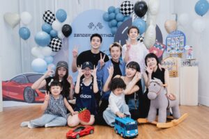 Dewi Chien Instagram - 🩷🎂終於三歲了⋯
不知道是不是🥭太皮總覺得這一年過的特別久？！

雖然你的調皮搗蛋嚇到很多人，但我知道這是你對這世界有無比的好奇心，也知道是你天生的大膽讓你勇於挑戰，所以不管如何，媽媽都會陪你一起探索一起成長，永遠當那個唯一不怕你的人？！咦？！生日快樂my小赫寶貝😗🫰🏻

🍮場地、佈置、餐點： @dear_picnic （直接一手包辦）
餐點好吃～遊戲室好玩又舒適～只有💯可以形容！推！

差點忘了說⋯除了跑車⋯美樂蒂蛋糕也是壽星本人指定🤣

#小芒果🥭🥭🥭 #🥭的3歲生日趴 #永遠健康平安快樂