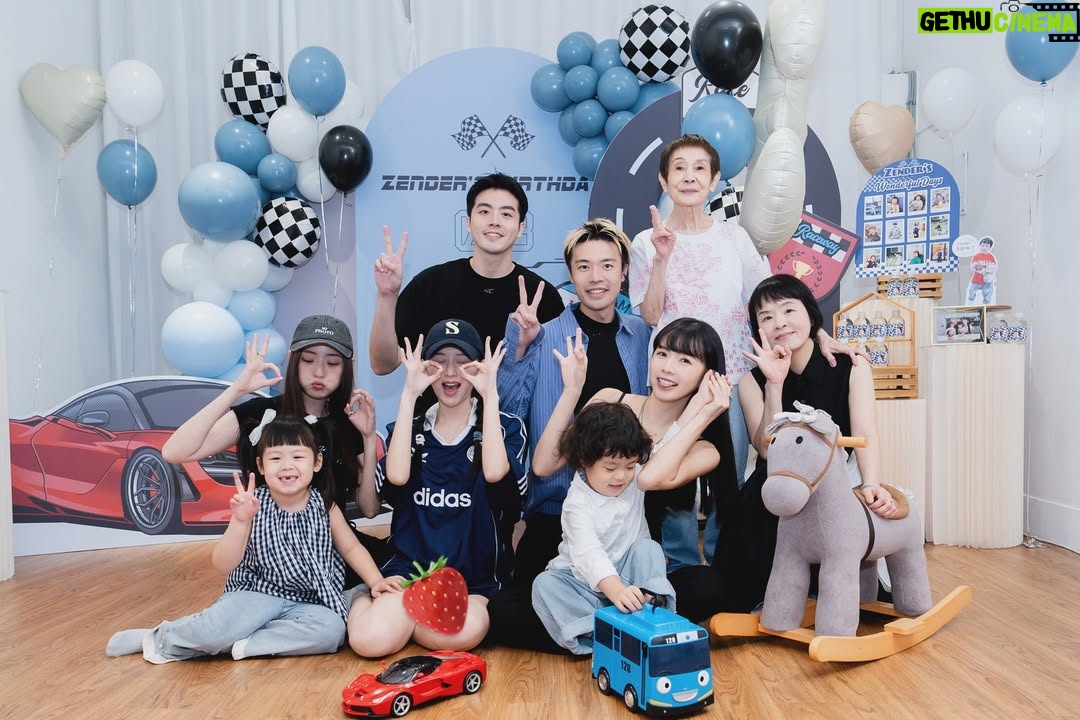 Dewi Chien - 31.3K Likes - 🩷🎂終於三歲了⋯
不知道是不是🥭太皮總覺得這一年過的特別久？！

雖然你的調皮搗蛋嚇到很多人，但我知道這是你對這世界有無比的好奇心，也知道是你天生的大膽讓你勇於挑戰，所以不管如何，媽媽都會陪你一起探索一起成長，永遠當那個唯一不怕你的人？！咦？！生日快樂my小赫寶貝😗🫰🏻

🍮場地、佈置、餐點： @dear_picnic （直接一手包辦）
餐點好吃～遊戲室好玩又舒適～只有💯可以形容！推！

差點忘了說⋯除了跑車⋯美樂蒂蛋糕也是壽星本人指定🤣

#小芒果🥭🥭🥭 #🥭的3歲生日趴 #永遠健康平安快樂