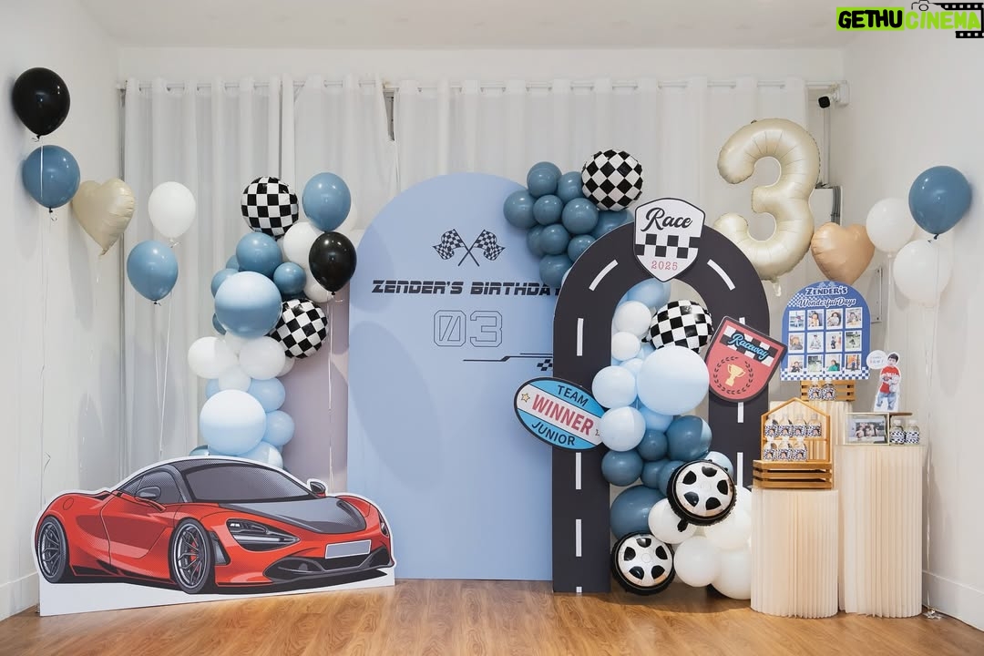 Dewi Chien - 31.3K Likes - 🩷🎂終於三歲了⋯
不知道是不是🥭太皮總覺得這一年過的特別久？！

雖然你的調皮搗蛋嚇到很多人，但我知道這是你對這世界有無比的好奇心，也知道是你天生的大膽讓你勇於挑戰，所以不管如何，媽媽都會陪你一起探索一起成長，永遠當那個唯一不怕你的人？！咦？！生日快樂my小赫寶貝😗🫰🏻

🍮場地、佈置、餐點： @dear_picnic （直接一手包辦）
餐點好吃～遊戲室好玩又舒適～只有💯可以形容！推！

差點忘了說⋯除了跑車⋯美樂蒂蛋糕也是壽星本人指定🤣

#小芒果🥭🥭🥭 #🥭的3歲生日趴 #永遠健康平安快樂