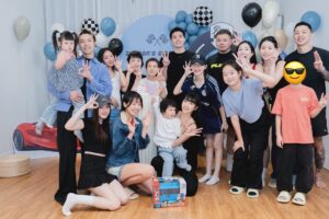 Dewi Chien Instagram - 🩷🎂終於三歲了⋯
不知道是不是🥭太皮總覺得這一年過的特別久？！

雖然你的調皮搗蛋嚇到很多人，但我知道這是你對這世界有無比的好奇心，也知道是你天生的大膽讓你勇於挑戰，所以不管如何，媽媽都會陪你一起探索一起成長，永遠當那個唯一不怕你的人？！咦？！生日快樂my小赫寶貝😗🫰🏻

🍮場地、佈置、餐點： @dear_picnic （直接一手包辦）
餐點好吃～遊戲室好玩又舒適～只有💯可以形容！推！

差點忘了說⋯除了跑車⋯美樂蒂蛋糕也是壽星本人指定🤣

#小芒果🥭🥭🥭 #🥭的3歲生日趴 #永遠健康平安快樂
