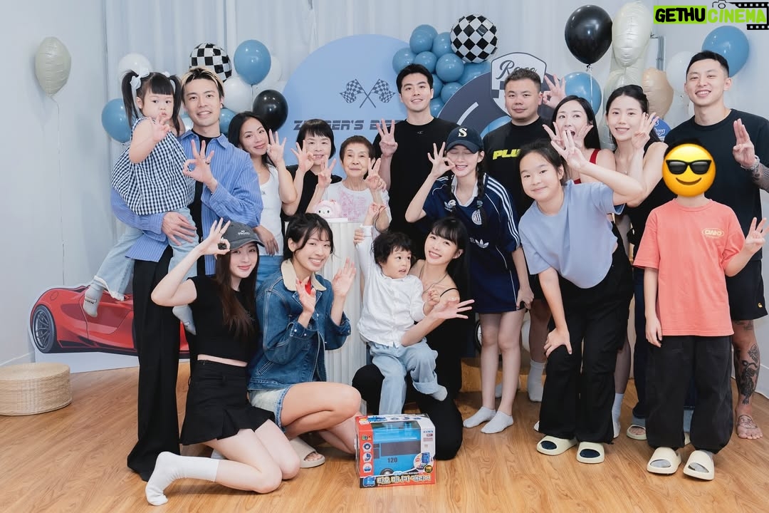 Dewi Chien - 31.3K Likes - 🩷🎂終於三歲了⋯
不知道是不是🥭太皮總覺得這一年過的特別久？！

雖然你的調皮搗蛋嚇到很多人，但我知道這是你對這世界有無比的好奇心，也知道是你天生的大膽讓你勇於挑戰，所以不管如何，媽媽都會陪你一起探索一起成長，永遠當那個唯一不怕你的人？！咦？！生日快樂my小赫寶貝😗🫰🏻

🍮場地、佈置、餐點： @dear_picnic （直接一手包辦）
餐點好吃～遊戲室好玩又舒適～只有💯可以形容！推！

差點忘了說⋯除了跑車⋯美樂蒂蛋糕也是壽星本人指定🤣

#小芒果🥭🥭🥭 #🥭的3歲生日趴 #永遠健康平安快樂