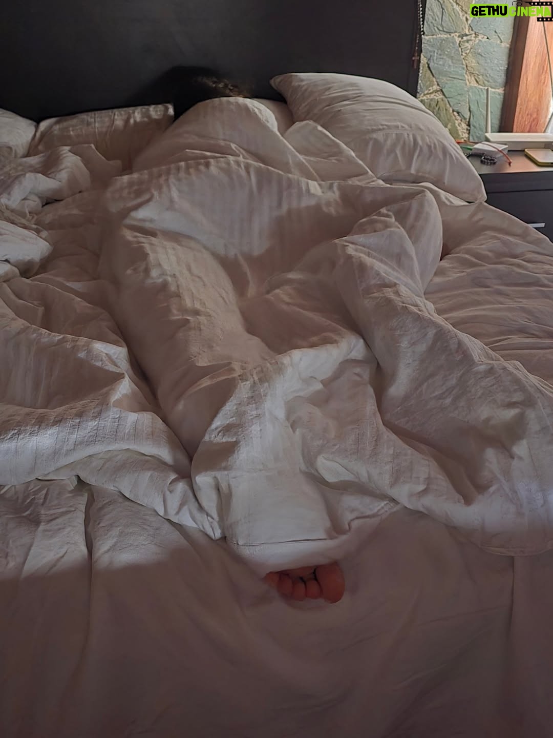 Eileen Abad - 9.9K Likes - Vía de escape aleatoria, fuera del mundo vertical solo para saludarte 😘 con el tema que en este momento se escucha de fondo en mi playlist mientras i'm working.

Pd: En la 12 mi Christ ya no cabe en la cama y es King size 🥴😬 y pensar que lo dormía en mi pecho de bebé, Diosssss 😍

#godisgreat #myfamily #mivida 
#thanks #🙌🏻
