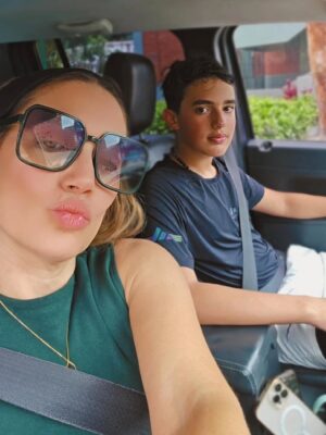 Eileen Abad Instagram - Vía de escape aleatoria, fuera del mundo vertical solo para saludarte 😘 con el tema que en este momento se escucha de fondo en mi playlist mientras i'm working.
Pd: En la 12 mi Christ ya no cabe en la cama y es King size 🥴😬 y pensar que lo dormía en mi pecho de bebé, Diosssss 😍
#godisgreat #myfamily #mivida
#thanks #🙌🏻